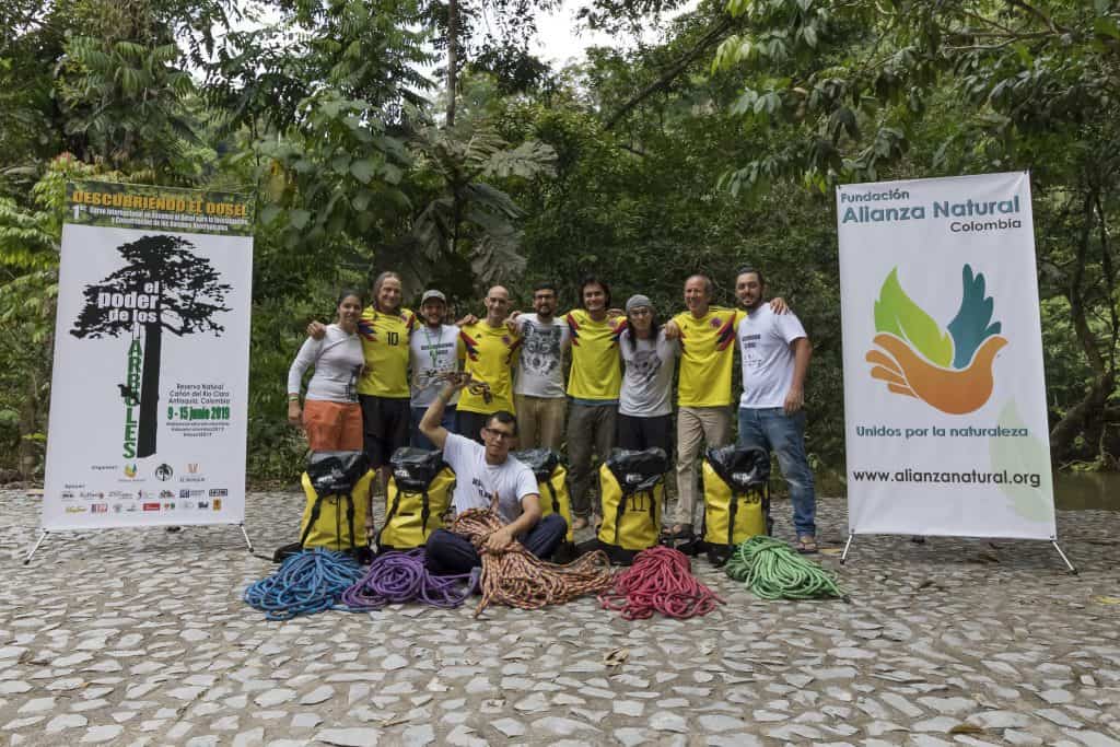 Family. It makes us stronger and better, and is what Descubriendo el Dosel is all about. Photo © Felipe Barrera.